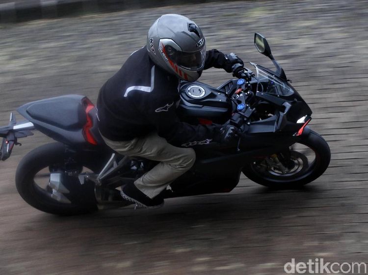 Ngebut dengan CBR250RR di Jalanan Jakarta