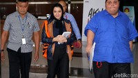 Rita keluar gedung KPK usai diperiksa.