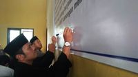 Polisi dan pesilat tanda tangan petisi