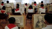 Istana Mangyongdae sepertinya memang dibangun untuk mendidik anak-anak Korut. Selain seni musik dan tari, istana ini memiiliki kelas melukis (Damir Sagolj/Reuters)