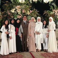 Yang juga mengenakan baju serba putih adalah Ratna Galih. Selebriti cantik ini tampil anggun dalam dress panjang warna off white. Kerudung dan inner yang serba putih menyempurnakan penampilan Ratna Galih ketika datang ke resepsi Laudya Cynthia Bella. Foto: Dok. Instagram