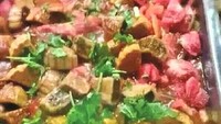 Di kantin Universitas penerbangan sipil, China ada sepiring kue bulan yang dipotong-potong dan diisi dengan kacang manis dan tomat. Sajian ini populer di internet dan disebut kue bulan yang aneh. Foto: Istimewa
