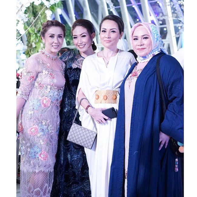 Berbeda dengan selebriti lainnya, Melly Goeslaw tampil mengenakan dress warna cerah dan oversized outerwear berpalet biru solid. Kerudung motif dengan nuansa merah muda membuat penampilannya terlihat cantik ketika hadir di resepsi Laudya Cynthia Bella pada Minggu (8/10/2017). Foto: Dok. Instagram