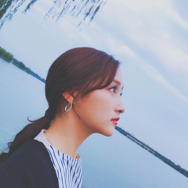 Begini potret kecantikan pacar Luhan dari samping. Foto: Instagram