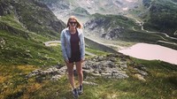 Gaya travelingnya pun juga sederhana, seperti pergi ke pegunungan, ia hanya mengenakan kaus dan jaket serta celana pendek santai (Instagram/jenniferkgates)