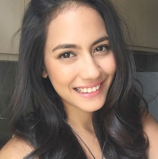Alis Pevita Pearce juga indah. Artis muda berparas cantik memiliki bentuk alis yang cukup tebal. Foto: Instagram
