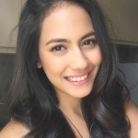 Alis Pevita Pearce juga indah. Artis muda berparas cantik memiliki bentuk alis yang cukup tebal. Foto: Instagram