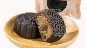 Unik! Kue Bulan Ini Diberi Isian Mie Instan hingga Kaki Katak