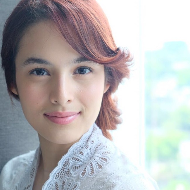 Chelsea Islan punya bentuk alis yang cantik alami. Artis muda berbakat tersebut punya alis cukup tebal yang sering dirias berwarna cokelat gelap. Foto: Instagram