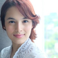 Chelsea Islan punya bentuk alis yang cantik alami. Artis muda berbakat tersebut punya alis cukup tebal yang sering dirias berwarna cokelat gelap. Foto: Instagram
