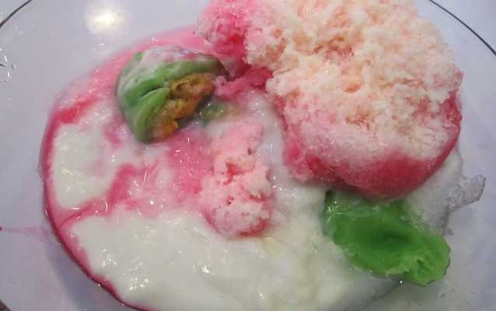 Legit Wangi Pisang Berbalut Adonan Dengan Topping Es Serut