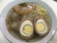 Bakso urat yang enak gurih disiram kuah hangat.