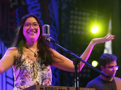 Senyum Manis Danilla di Atas Panggung