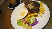 Kalau ini unik banget. Coffee Rubbed Chicken Steak buatan Coffee Smith berupa daging dada ayam yang diberi bumbu bubuk kopi, lada, garam lalu dipanggang. Pelengkapnya telur mata sapi, kentang goreng dan salad sayuran. Foto: dok. detikFood