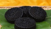 Kue bulan yang satu ini berwarna hitam. Dibuat dengan bubuk arang bambu dan dipanggang. Konon, kue bulan ini berkhasiat untuk menyerap racun di dalam tubuh.  Foto: Istimewa