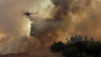 Gubernur California mengumumkan keadaan darurat saat petugas pemadam kebakaran berjuang untuk memadamkan api yang makin besar. /Foto: REUTERS/Mike Blake