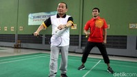 Ketua Fraksi PKS DPR RI Jazuli Juwaini berduet dengan atlet bulutangkis nasional Moh. Ahsan dalam pembukaan turnamen badminton milad XIII Fraksi PKS DPR di Hall Bulutangkis DPR, Senayan, Jakarta, Selasa (10/10/2017).