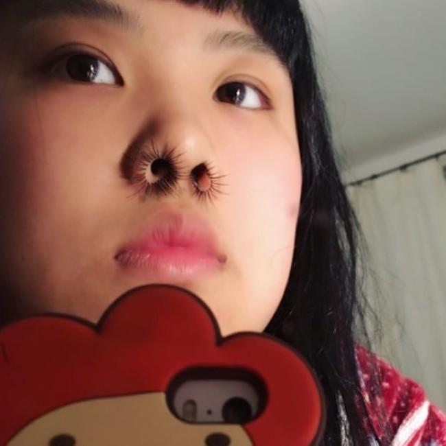 Sebenarnya tren ini tidak benar-benar menggunakan rambut tambahan seperti ekstensi rambut pada umumnya. Wanita-wanita ini memakai bulu mata palsu yang ditempelkan ke hidung mereka. Foto: Instagram