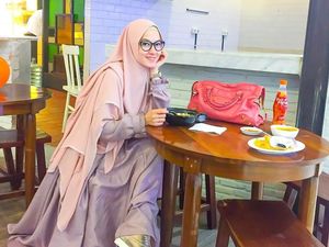 Foto: Inspirasi Padu Padan Hijab Syari & Sneakers ala Lyra Virna