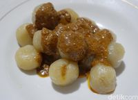 Cilok kenyal dengan siraman bumbu kacang.