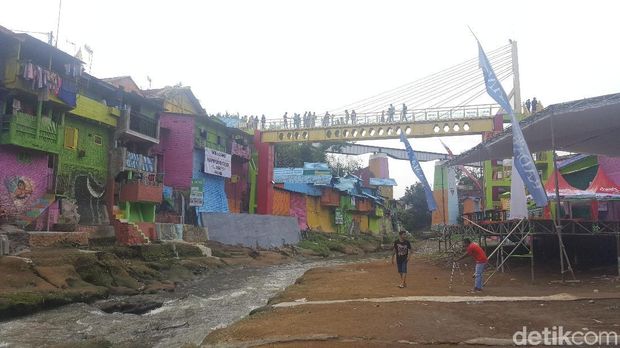 Sensasi Berjalan di Jembatan Kaca Pertama di Indonesia