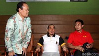 Pembukaan turnamen badminton ini dihadiri Ketua Fraksi PKS DPR RI Jazuli Juwaini (tengah) atlet bulutangkis nasional Moh. Ahsan (kanan) dan Wakil Ketua MPR Hidayat Nur Wahid.