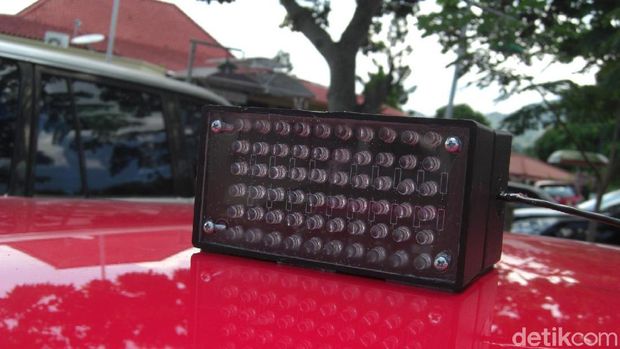 Lampu strobo putih