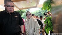 Lyra Virna harus berurusan dengan polisi setelah curhat soal biro perjalanan haji. Penyelenggara perjalanan ibadah haji AT melaporkan Lyra ke polisi dengan tuduhan pencemaran nama baik.