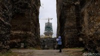 Seorang pengunjung nampak mengabadikan panorama patung Garuda Wisnu Kencana (GWK) Bali, Selasa (10/10/2017).