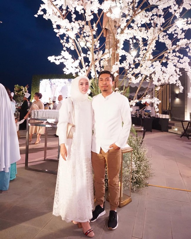 Diana Paramitha juga merupakan selebgram yang hadir di resepsi Laudya Cynthia Bella. Pengusaha sepatu wanita itu memakai baju serba putih kompak seperti suaminya. Kerudung dan inner putih juga menjadi pilihan Diana untuk tampil anggun. Foto: Dok. Instagram
