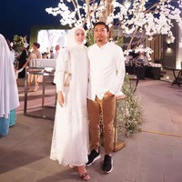 Diana Paramitha juga merupakan selebgram yang hadir di resepsi Laudya Cynthia Bella. Pengusaha sepatu wanita itu memakai baju serba putih kompak seperti suaminya. Kerudung dan inner putih juga menjadi pilihan Diana untuk tampil anggun. Foto: Dok. Instagram