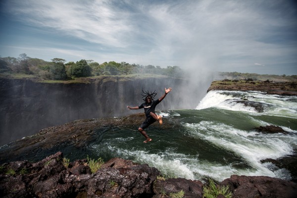 Bagi yang mau datang ke Kolam Renang Setan ini, harap tidak datang sendirian. Beberapa operator tur di Zambia menawarkan perjalanan ke sana, salah satunya Tongabezi (tongabezi.com) Bagi yang mau datang ke Kolam Renang Setan ini, harap tidak datang sendirian. Beberapa operator tur di Zambia menawarkan perjalanan ke sana, salah satunya Tongabezi (tongabezi.com)