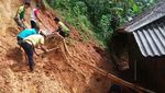 Prajurit Kostrad Bantu Korban Tanah Longsor Pangandaran