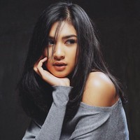 Mikha Tambayong yang sedang digosipkan dekat dengan Chicco Jerikho ini juga memiliki alis tebal natural. Foto: Instagram