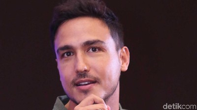 Si Tampan Hamish Daud yang Bikin Raisa Luluh