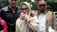 Artis Lyra Virna juga mengisi deretan ini. Ia pernah berseteru dengan ibu lantaran memilih menikahi dengan aktor lawas bernama Eric Scada. Foto: Lamhot Aritonang