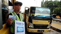 Petugas dari PT Jalan Tol Lingkar Luar Jakarta (JLJ) selaku operator ruas tol Jakarta Outer Ring Road (JORR), mensosialisasikan penggunaan kartu tol elektronik kepada para pengendara di ruas Tol JORR Jati Asih, Kota Bekasi.