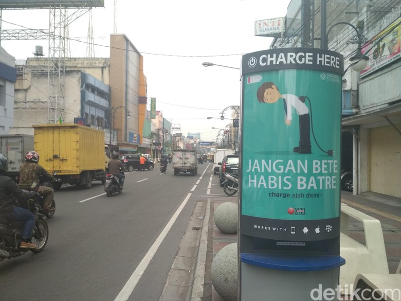 Keren, di Bandung Charge Ponsel Bisa di Pinggir Jalan Keren, di Bandung Charge Ponsel Bisa di Pinggir Jalan