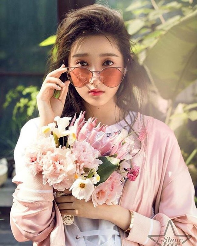 Xiao Tong juga cukup banyak melakukan pemotretan. Dalam pemotretan berikut, ia tampak cantik dengan konsep serba pink. Foto: Instagram