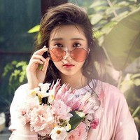 Xiao Tong juga cukup banyak melakukan pemotretan. Dalam pemotretan berikut, ia tampak cantik dengan konsep serba pink. Foto: Instagram