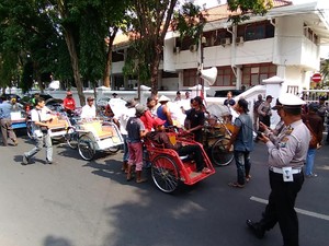 Kalah Bersaing dengan Ojek Online, Tukang Becak Ngadu ke Pemkot