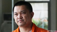 Seperti diberitakan sebelumnya, Aditya ditangkap KPK dalam upaya menyuap Sudiwardono. Aditya ingin membebaskan ibunya, Marlina Moha, yang sudah divonis 5 tahun oleh Pengadilan Negeri (PN) Manado.