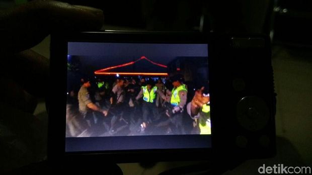 Proses pembubaran aksi massa di Banyumas, Senin (9/10) malam. 