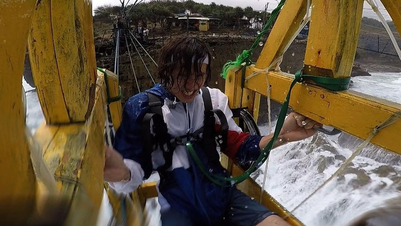 Foto: Lee Kwang Soo naik gondola Pantai Timang (sbs_runningman_sbs/Instagram) Foto: Lee Kwang Soo naik gondola Pantai Timang (sbs_runningman_sbs/Instagram)