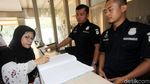 Foto: Istri Jonru Diperiksa Polisi