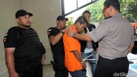 Tersangka ditangkap tim Subdit Resmob dan Ranmor Ditreskrimum Polda Metro Jaya yang dipimpin oleh AKBP Aris Seupriyono dan AKBP Antonius Agus, di kampung halamannya di Dusun Doyong RT 005/003 Desa Tawangrejo, Kecamatan Ngrambe, Kabupaten Ngawi, Jawa Timur pada Jumat 6 Oktober 2017 lalu.
