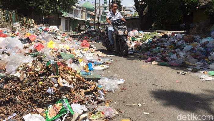 Horor Tumpukan Sampah yang Bau di Jl Emas Kota Medan