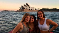 Saat ke Australia, ia tidak lupa berkunjung ke Opera House yang terletak di Sydney. Serta berfoto di seberang objek tersebut (Instagram/jenniferkgates)