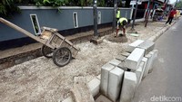 Penampakan revitalisasi jalur pedestrian di kawasan Jalan TB Simatupang hingga Pasar Rebo, Jakarta, (10/10/2017).