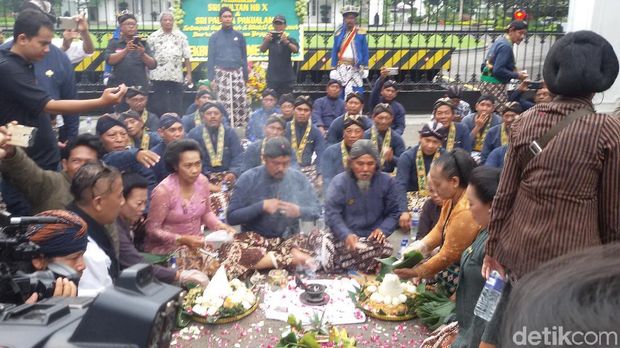 Syukuran warga Yogya setelah Sri Sultan HB X dilantik sebagai Gubernur DIY.